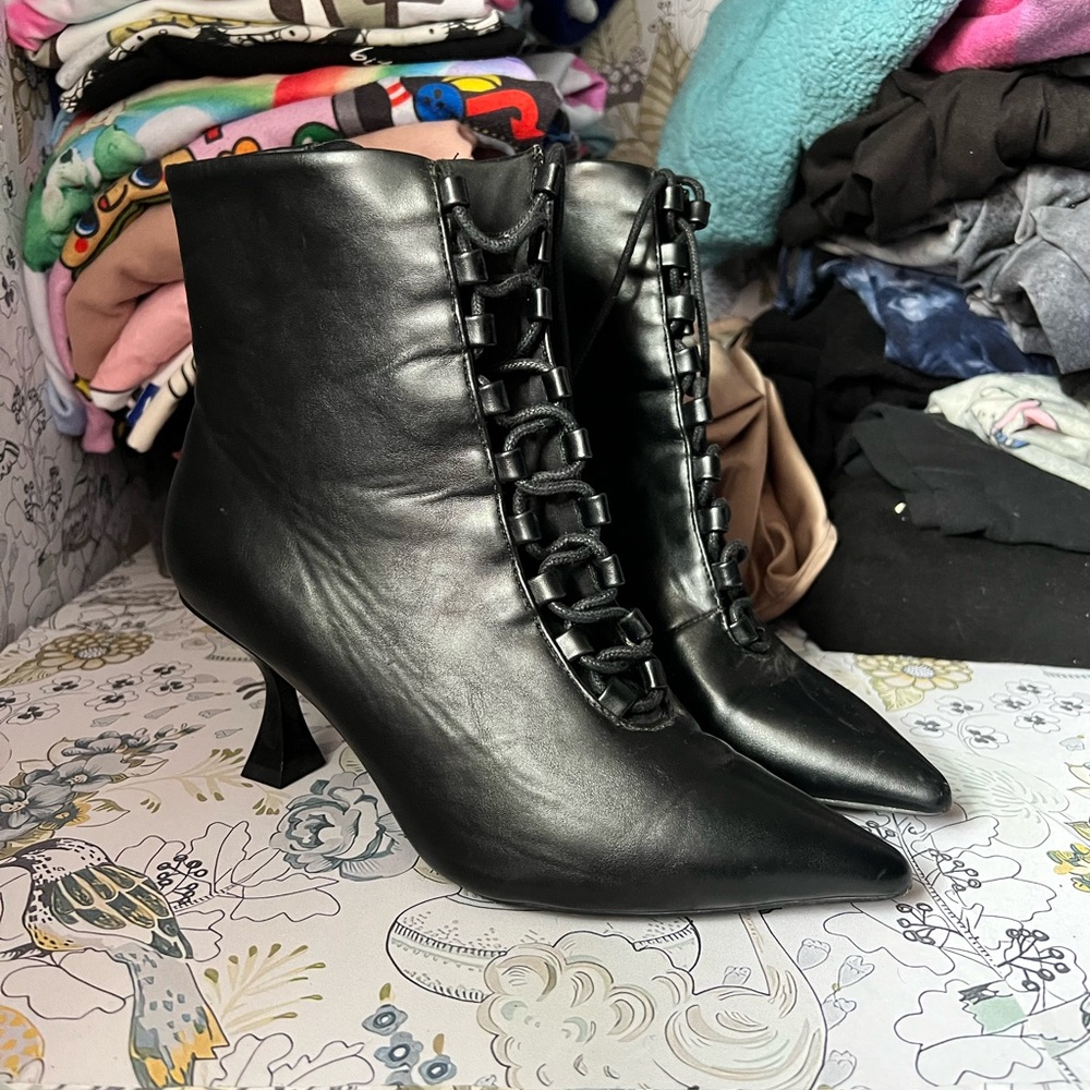 Pointed lace up boots
